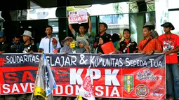 Sejumlah pelajar saat mengelar aksi di depan Gedung Komisi Pemberantasan Korupsi (KPK), Jakarta, Senin (16/02/15).  Para pelajar mengayuh sepeda ontel selama 13 hari dari  Jember menuju Jakarta untuk mendukung KPK. (Liputan6.com/Faisal R Syam)