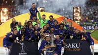 Para pemain Chelsea merayakan trofi Liga Europa usai mengalahkan Arsenal 4-1 dalam laga final di Olympic stadium in Baku, Azerbaijan, Kamis (30/5/2019) dini hari WIB.(AP Photo/Darko Bandic)