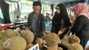 Pedagang durian melayani calon pembeli di Loksem Pusat Penjualan Durian, Jalan TMP Kalibata, Jakarta Selatan, Kamis (9/2). Pemprov DKI Jakarta bangun Loksem Pusat Penjualan Durian di Kalibata. (Liputan6.com/Yoppy Renato)