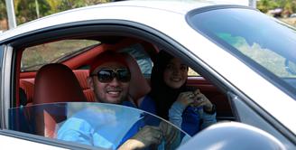 Ditemani sang istri, Rosmanizar, Henry Baskoro Hendarso alias Enji bersama club mobil #6AM Sport Car Indonesia menggelar 'touring' dari Jakata ke Bandung. (Deki Prayoga/Bintang.com)