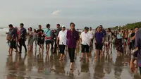 Jokowi jalan-jalan di Pantai Kuta. Ini menandakan Bali aman dan masyarakat tidak perlu khawatir untuk menghabiskan libur di Pulau Dewata (Istimewa)