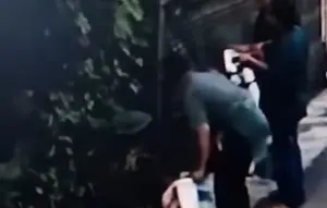 CCTV Rekam Aksi Pengamen Bakar Pagar Rumah Warga di Bekasi