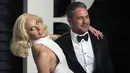 Kisah cinta antara Lady Gaga dan Taylor Kinney harus menelan pil pahit. Pasalnya, kedua pasangan ini memutuskan hubungan mereka di tengah-tengah derasnya permasalahan. Namun kabarnya, Gaga dan Taylor ingin bertunangan. (AFP/Bintang.com)