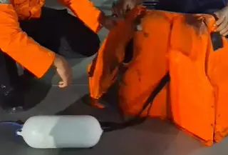 Penampakan pelampung dan buoy yang ditemukan Kapal TNI di Selat Sunda. (Liputan6.com/Wisnoe)