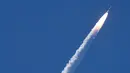 India meluncurkan 20 satelit dalam misi tunggal, yang diluncurkan dari pusat ruang angkasa Sriharikota di area pesisir timur India, Rabu (22/6). Termasuk di dalamnya satelit milik Amerika Serikat, Kanada, Jerman dan Indonesia. (Arun Sankar/AFP)