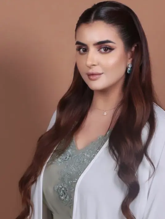 Sheikha Mahra juga terlihat kerap hadir dengan aksen kaftan berbordir yang sempurnakan tampilan. [Foto: Instagram/ hhshmahra]