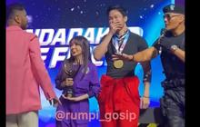 Potret Azka Salting Tampil Bareng Echa Aura di Atas Panggung, Deddy Corbuzier Bocorkan Soal Pulang Bareng Usai Acara