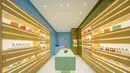 Ruang butik ditata dengan sangat ringkas namun imersif. Butik ini membangkitkan konsep ritel yang atraktif penuh warna. Sebuah arsip botani yang terinspirasi dari alam, menampilkan koleksi lengkap wewangian LOEWE Botanical Rainbow dan rangkaian LOEWE Home Scents./ Foto : doc LOEWE Perfumes.
