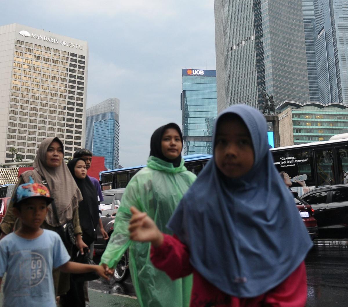 Menjelang malam pergantian tahun, suasana terkini di Bundaran HI mulai ramai dengan kepadatan lalu lintas yang menunjukkan peningkatan.<br><br><br>