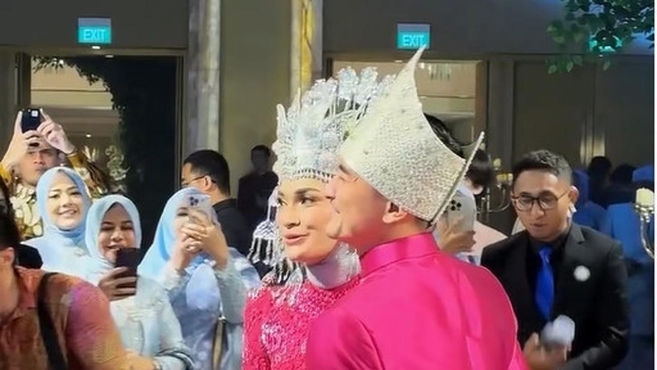 Potret First Dance Zumi Zola dan Putri Zulhas di Resepsi Pernikahan, Cium Kening Mesra - Romantis dan Bucin Abis