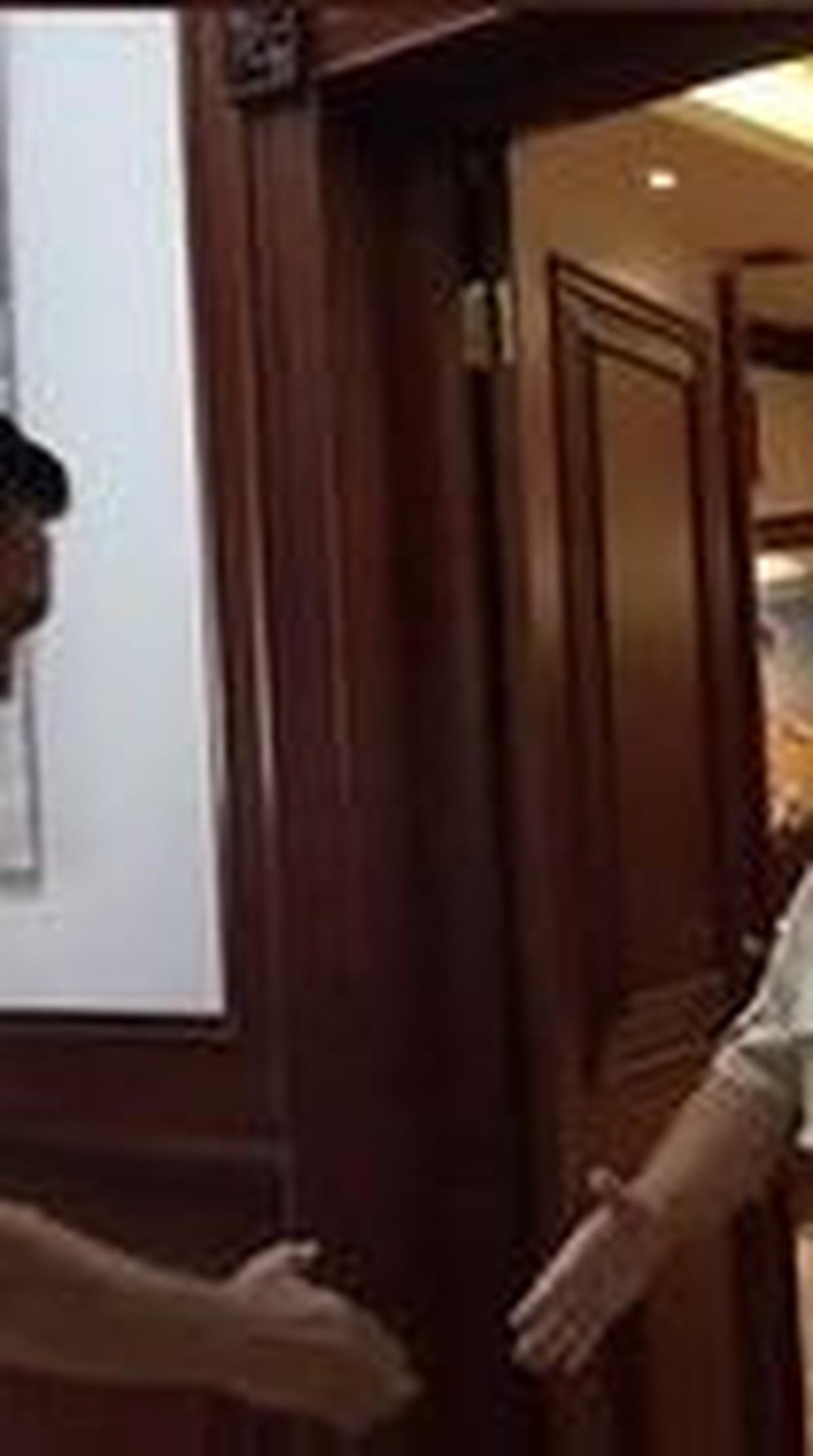 "Yes sir, Mr President," kata Luhut sembari berikan hormat.<br><br>"Thank you sir," jawab Prabowo.