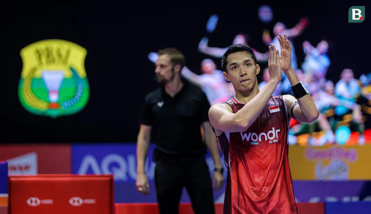 Pebulu tangkis tunggal putra Indonesia, Jonatan Christie memberikan tepuk tangan kepada para penonton dalam laga 32 besar Indonesia Open 2025 melawan wakil Singapura, Jia Heng Jason Teh di Istora Senayan, Jakarta, Selasa (03/06/2025). (Bola.com/Bagaskara Lazuardi)