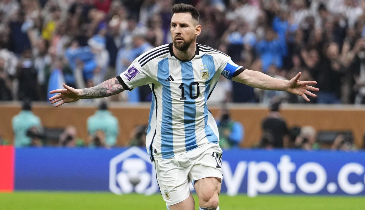 <p>Pemain Timnas Argentina, Lionel Messi melakukan selebrasi setelah mencetak gol pertama Argentina melalui eksekusi penalti ke gawang Timnas Prancis dalam laga final Piala Dunia 2022 di Lusail Stadium, Lusail, Qatar, Minggu (18/12/2022) malam WIB. (AP Photo/Manu Fernandez)</p>
