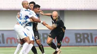 Pemain Dewa United, Risto Mitrevski (kanan) berusaha melepaskan diri dari kawalan pemain PSIS Semarang pada laga pekan ke-8 BRI Liga 1 2023/2024 di Stadion Indomilk Arena, Tangerang, Senin (14/8/2023). Dewa United kalah telak 1-4 dari PSIS Semarang. (Bola.com/M Iqbal Ichsan)