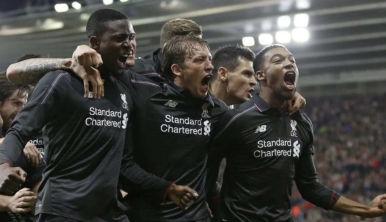 Para pemain Liverpool merayakan gol Daniel Origi (kiri)  saat melawan Southampton pada laga perempat final Piala Liga Inggris di Stadion St. Mary's, Southampton, Kamis (3/12/2015) dini hari WIB. (AFP Photo/Adrian Dennis)