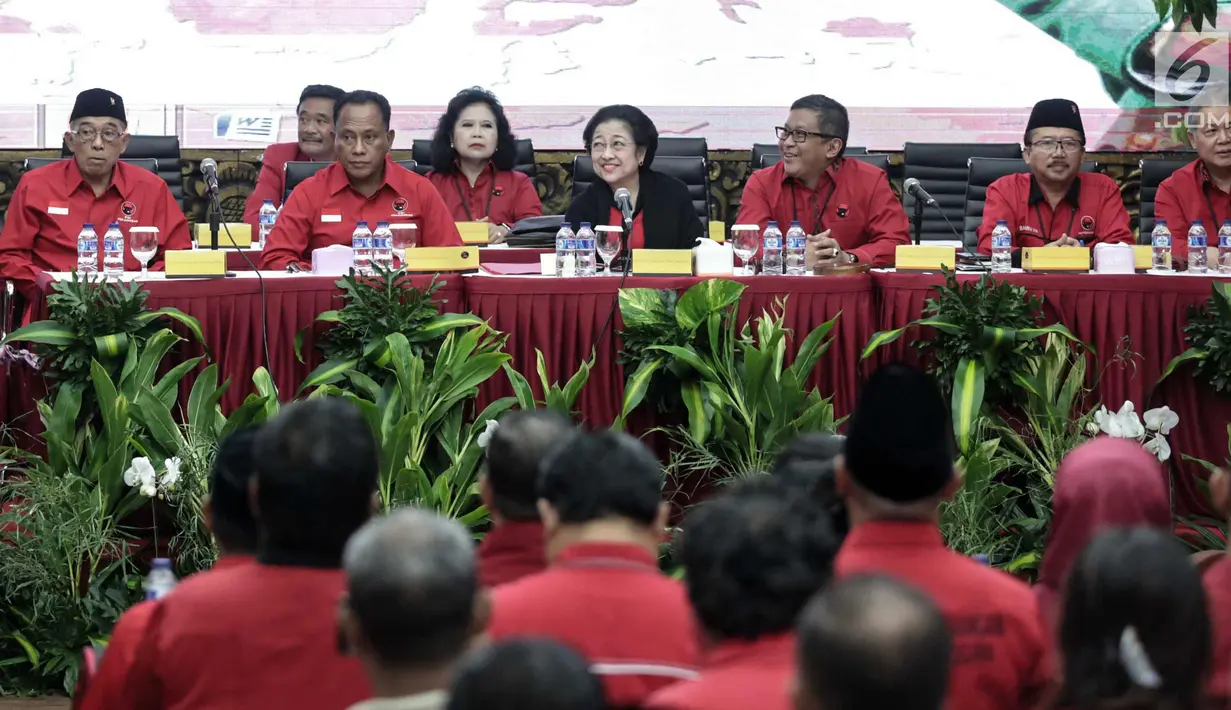 Ketum PDIP Megawati Soekarnoputri saat menghadiri acara pengumuman nama pasangan cagub-cawagub PDIP di Kantor DPP PDIP, Jakarta, Minggu (17/11). Megawati mengumumkan pasangan cagub-cawagub Riau, Sultra, NTT dan Maluku . (Liputan6.com/Faizal Fanani)
