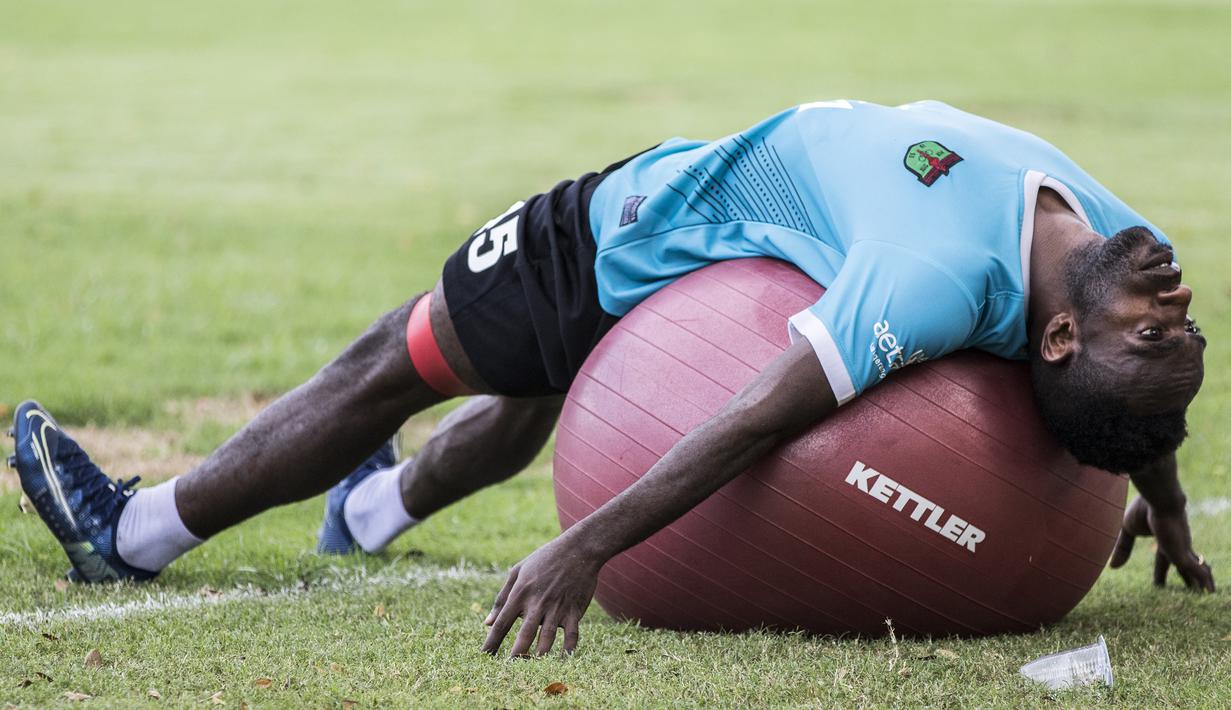Pemain Persita Tangerang, Ricky Kayame, melakukan pendinginan saat latihan di Lapangan SPH Karawaci, Tangerang, Rabu (29/1). Latihan ini merupakan persiapan jelang Liga 1 Indonesia 2020. (Bola.com/Vitalis Yogi Trisna)