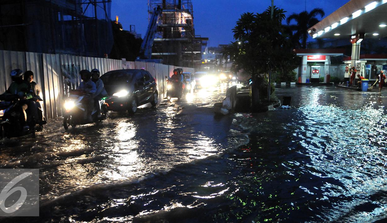 Buruknya drainase di sejumlah kawasan ibu kota sering kali menyebabkan genangan air setinggi 20-50cm usai hujan mengguyur Jakarta, Jakarta, Minggu (24/7). Jalan di kawasan Fatmawati tampak tergenang air usai hujan turun. (Liputan6.com/Helmi Afandi)