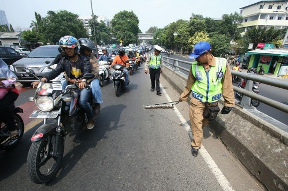 Relawan Saber sapu bersih ranjau paku di kawasan Roxy