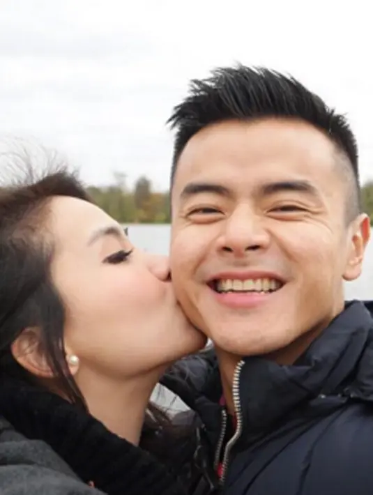 "Simply I love you," tulis Fiona disalah satu foto, nampaknya Fiona sedang mencium mesra pipi kekasihnya. (viainstagram@fionaanthony/Bintang.com)