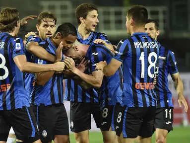 Pemain Atalanta merayakan gol yang dicetak Luis Muriel ke gawang Sampdoria pada laga lanjutan Serie A pekan ke-31 di Gewiss Stadium, Kamis (9/7/2020) dini hari WIB. Atalanta menang 2-0 atas Sampdoria.  (Gianluca Checchi/LaPresse via AP)