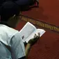 Umat muslim membaca Alquran saat malam takbiran di Masjid Istiqlal, Jakarta, Selasa (4/6/2019). Ratusan umat muslim berdatangan ke Masjid Istiqlal untuk merayakan malam takbir jelang melaksanakan salat Idul Fitri 1440 Hijriah. (Liputan6.com/Helmi Fithriansyah)