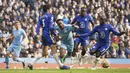 Pada menit ke-55 Manchester City hampir mendapat hadiah penalti. Raheem Sterling dijatuhkan Marcos Alonso di dalam kotak penalti. Sayang, Kyle Walker telah lebih dahulu terperangkap offside sebelum memberi umpan kepada Raheem Sterling. (AP/Dave Thompson)