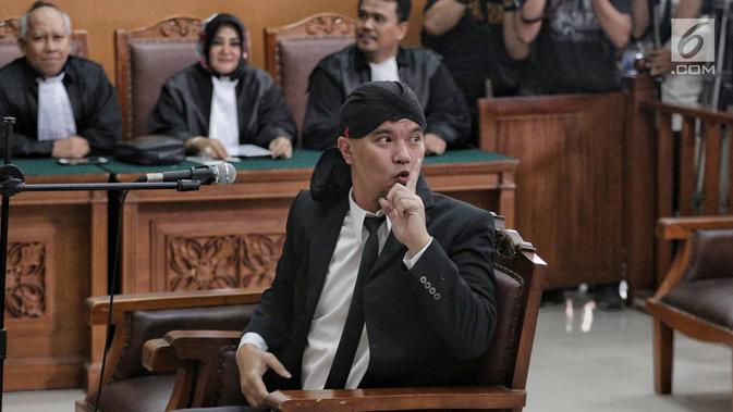 Terdakwa Ahmad Dhani menjalani sidang lanjutan atas kasus ujaran kebencian di PN Jakarta Selatan, Senin (28/1). Dalam sidang beragendakan vonis tersebut, hakim menuntut Ahmad Dhani dengan pidana penjara 1 tahun 6 bulan. (Liputan6.com/Faizal Fanani)