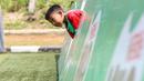 Seorang anak menunggu giliran menendang bola saat mengikuti Milo Football Clinic di Lapangan Sepak Bola Pertamina, Simprug, Jakarta, Minggu (24/4/2016). (Bola.com/Nicklas Hanoatubun)