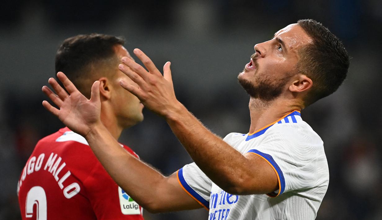 Eden Hazard. Pemain asal Belgia ini didatangkan dari Chelsea pada awal musim 2019/2020 usai tampil tajam selama 7 musim dengan torehan 110 gol. Bersama Real Madrid, ia justru sering dibekap cedera dan gagal menampilkan permainan terbaik. Ia baru mencetak 5 gol dari 54 laga. (AFP/Gabriel Bouys)