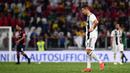 Bintang Juventus, Cristiano Ronaldo, tampak kecewa usai ditahan imbang Genoa pada laga Serie A Italia di Stadion Allianz, Turin, Sabtu (20/10). Kedua klub bermain imbang 1-1. (AFP/Marco Bertorello)