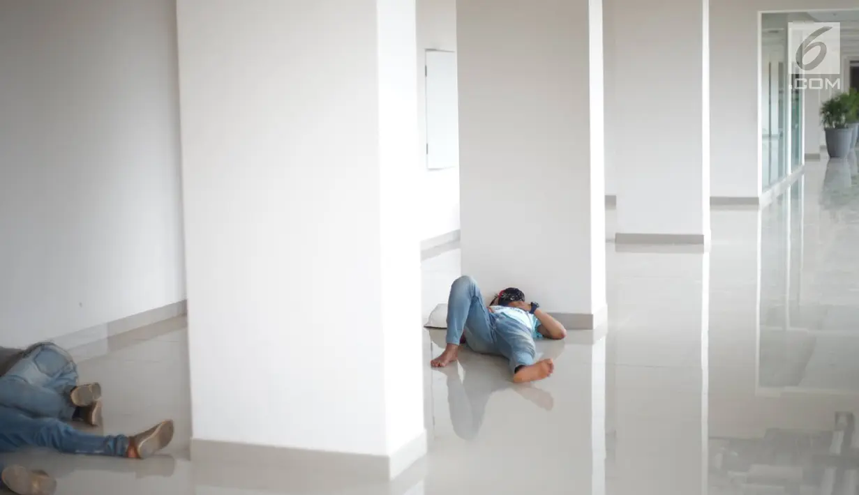 Sejumlah orang tidur di lorong rumah susun milik (rusunami) Tower Samawa Klapa Village, Jakarta, Selasa (3/9/2019). Program Samawa Rumah DP 0 Rupiah Klapa Village tersedia dalam 3 tipe, mulai dari tipe studio dengan luas 21m2 hingga 35m2 untuk tipe dua kamar tidur. (Liputan6.com/Immanuel Antonius)