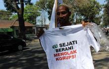 Suarakan antikorupsi, simpatisan NU ini jalan kaki Malang-Jombang