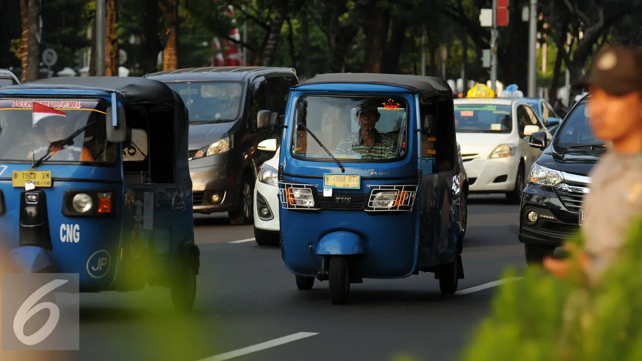20160804-Bajaj di depan Istana Negara-Jakarta- Helmi Fithriansyah