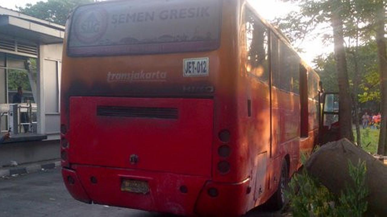 Transjakarta terbakar di depan Halte Stasiun Jatinegara