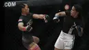 Petarung Indonesia, Priscilla Lumban Gaol, beradu pukulan dengan petarung India, Puja Tomar, saat bertarung pada laga ONE Championship di Istora Senayan, Jakarta, Sabtu (19/1). Priscilla kalah dari Puja. (Bola.com/M. Iqbal Ichsan)