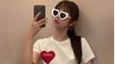 Esther Yu tampak manis mengenakan tshirt dan kacamata berbentuk love dari Valentino CVD capsule collection. Dipadukan dengan tas Valentino Garavani CVD Atelier. SOURCE: Stylist