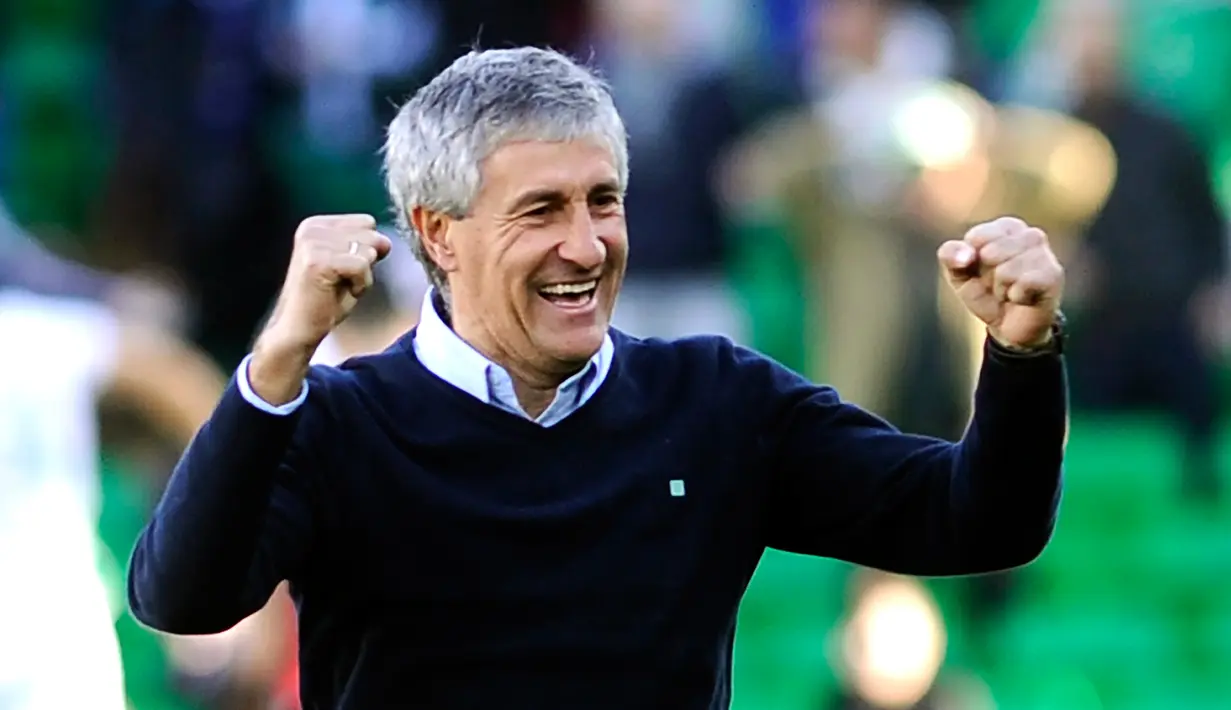 Pelatih Real Betis Quique Setien merayakan gol Loren ke gawang Villarreal CF pada pertandingan Liga Spanyol di Stadion Benito Villamarin, Sevilla, Spanyol, 3 Februari 2018. Setien resmi diangkat sebagai pelatih anyar Barcelona. (CRISTINA QUICLER/AFP)