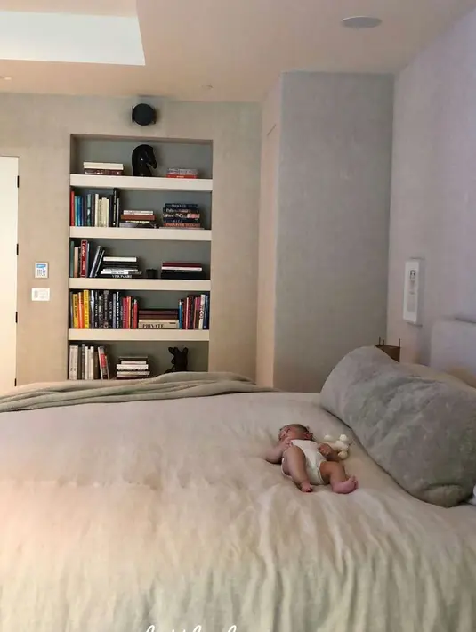 Lalu yang kedua, ia mengunggah foto Stormi yang sedang tidur di tempat tidur. (snapchat/kyliejenner)