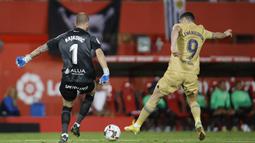 Robert Lewandowski sukses menjadi pahlawan berkat gol semata wayang di laga tersebut. (AP/Francisco Ubilla)