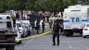 Sejumlah petugas berdatangan menyusul ledakan bom yang menghantam kendaraan lapis baja polisi di Kota Diyarbakir, Turki, Selasa (10/5). Otoritas setempat menyebut selain tiga korban tewas, ada 45 orang mengalami luka-luka. (REUTERS/Sertac Kayar)