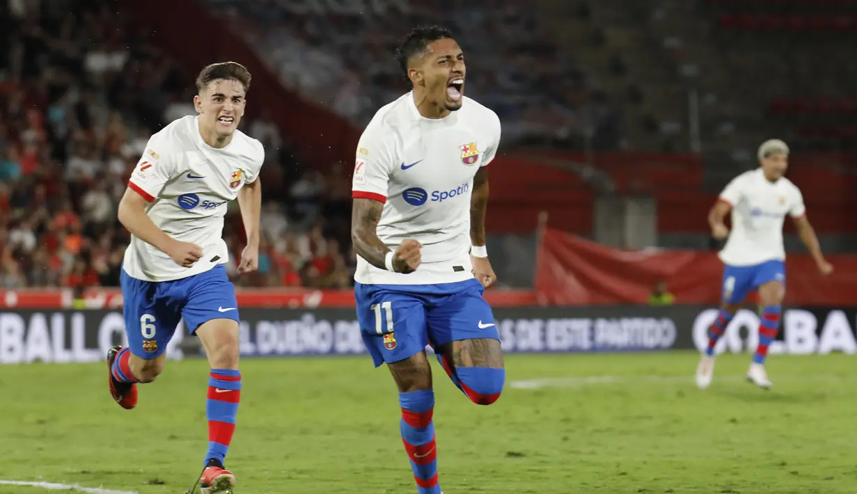 Pemain Barcelona, Raphinha, melakukan selebrasi setelah mencetak gol ke gawang Real Mallorca pada laga pekan ke-7 La Liga 2023/2024, di Stadion Mallorca Son Moix Rabu (27/9/2023). Kedua tim bermain sama kuat 2-2. (AP Photo/Francisco Ubilla)