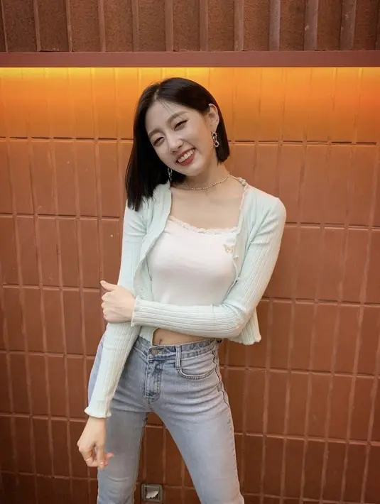 Simple dan nyaman, kombinasikan tank top dengan cardigan dan skinny jeans. Pilihlah nuansa warna pastel untuk dapatkan kesan korean look yang kece. (Instagram/happy_yein).