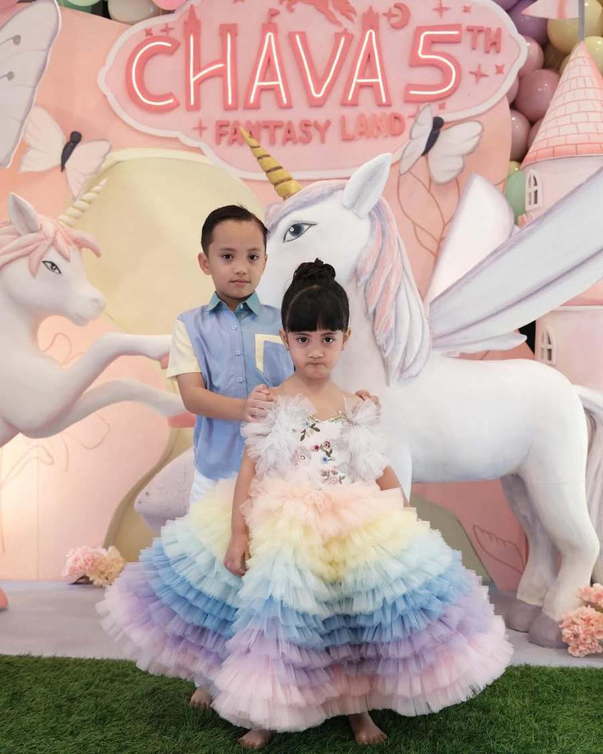 7 Potret Ulang Tahun Chava Putri Rachel Vennya, Dirayakan dengan Pesta Mewah Bertema Unicorn - Okin Hadir Namun Disebut Tak Baca Grup WA