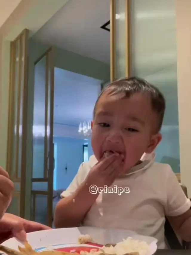Rayyanza makan sendiri