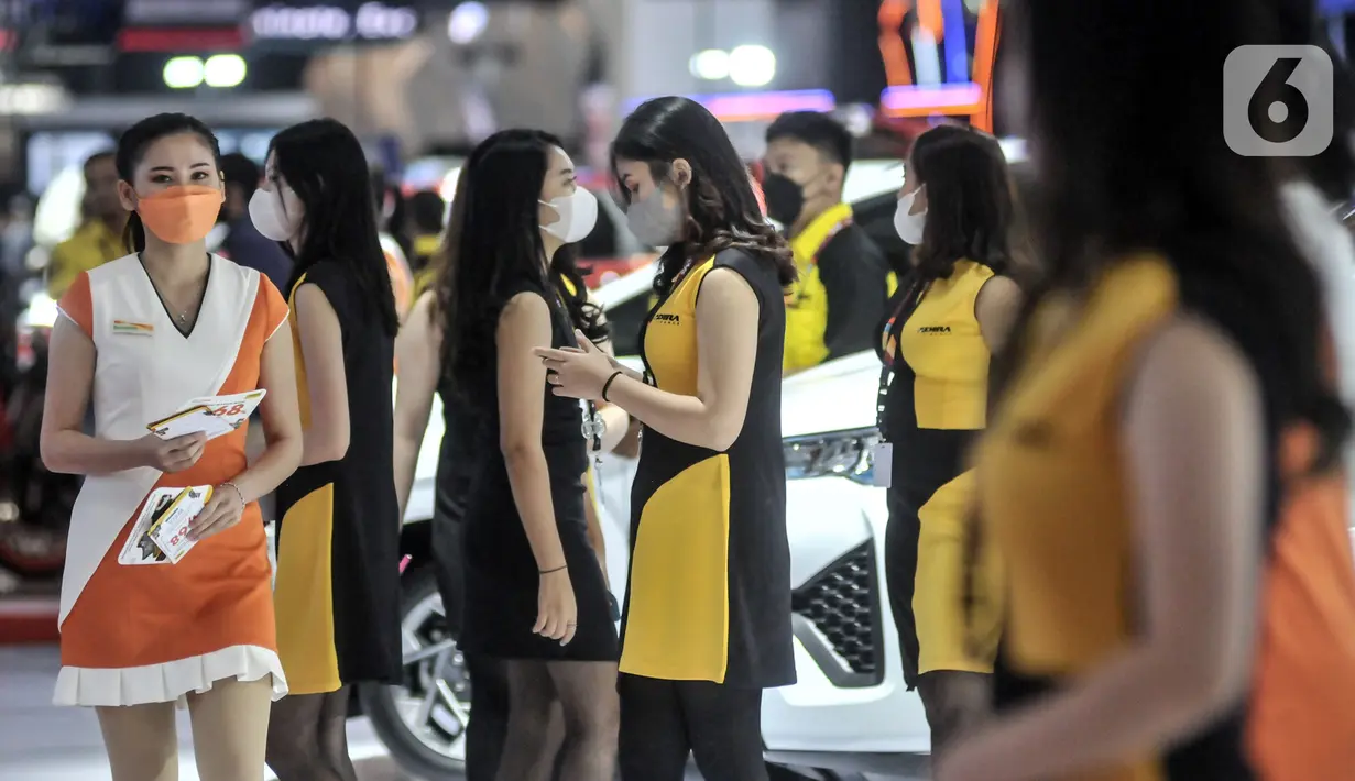 Sejumlah sales promotion girl (SPG) menunggu pengunjung dekat kendaraan yang dipamerkan pada Indonesia International Motor Show (IIMS) 2023 di Jiexpo Kemayoran, Jakarta, Kamis (16/2/2023). Selain mobil keluaran terbaru, pesona SPG cantik menjadi sorotan pengunjung sekaligus pemanis dalam pameran IIMS 2023. (merdeka.com/Iqbal S. Nugroho)