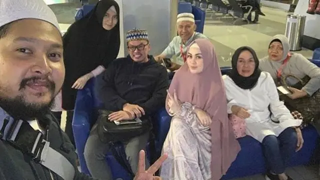 Jarang Terekspos, Ini 6 Potret Mesra Jennifer Dunn dan Suami