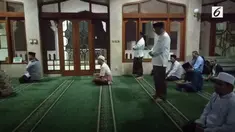 Di hari pencoblosan Pilkada DKI Jakarta, calon Gubernur DKI Jakarta Anies Baswedan mengawali kegiatan paginya dengan salat Subuh berjemaah.