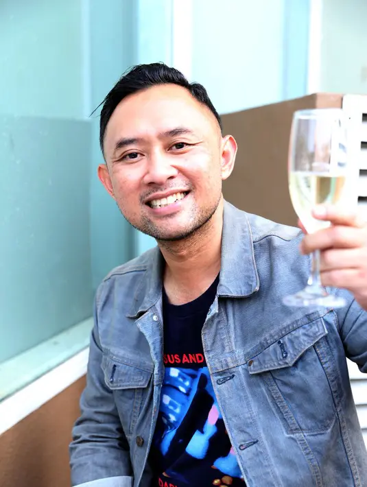 Mengenai kebijakan perusahaan-perusahaan yang juga memulai mewajibkan menggunakan batik setiap hari Jumat pun turut diapresiasi Ronal. (Nurwahyunan/Bintang.com)