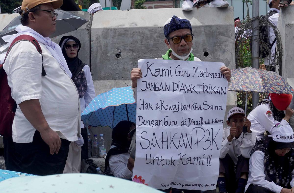 FOTO: Demo Guru Madrasah SwastaTuntut Diangkat Jadi PPPK
